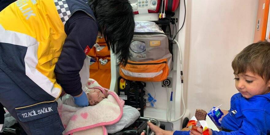 Konya'da apartman girişinde terk edilmiş 3 çocuk bulundu