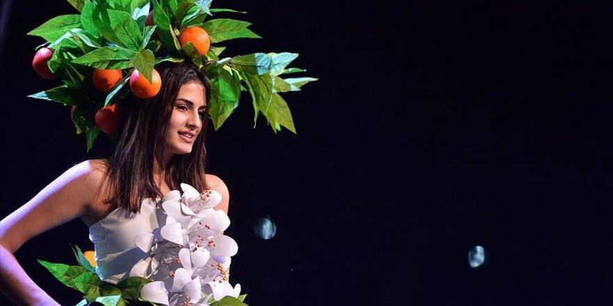 Narenciye Motifli Kıyafetlerden Oluşan Defile