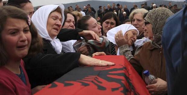 Kosova savaş kurbanları yeniden toprağa verildi