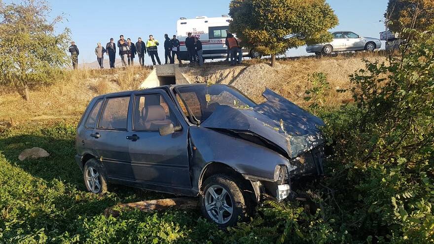 Şarampole inen otomobil ağaca çarptı: 5 yaralı