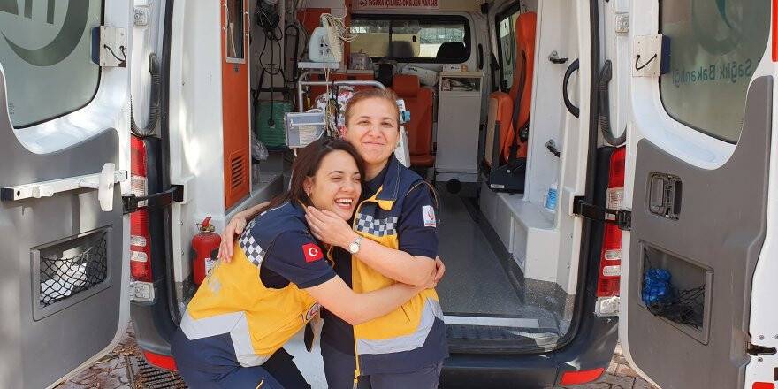 Anne kız aynı ambulansta bebeklerin hayatını kurtarıyor