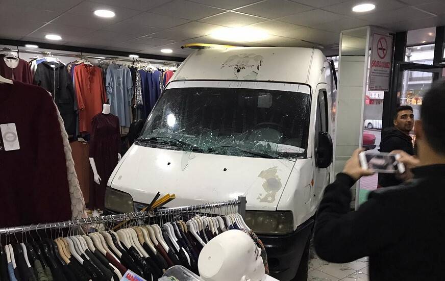 Kontrolden çıkan kamyonet giyim mağazasına girdi