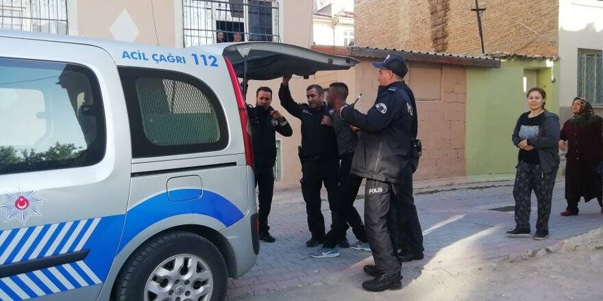 Annesinin kolunu kesip kendini eve kilitledi