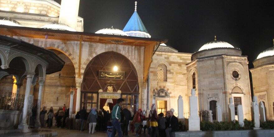 Mevlit Kandili'nde Mevlana Hazretleri Türbesi ve camiler doldu taştı