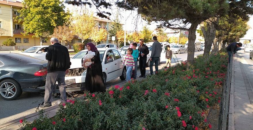 Konya'da Zincirleme Trafik Kazasında 4 Kişi Yaralandı