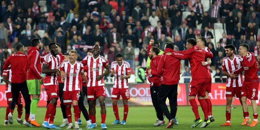 Sivasspor 10 Sezon Sonra Liderlik Koltuğuna Oturdu