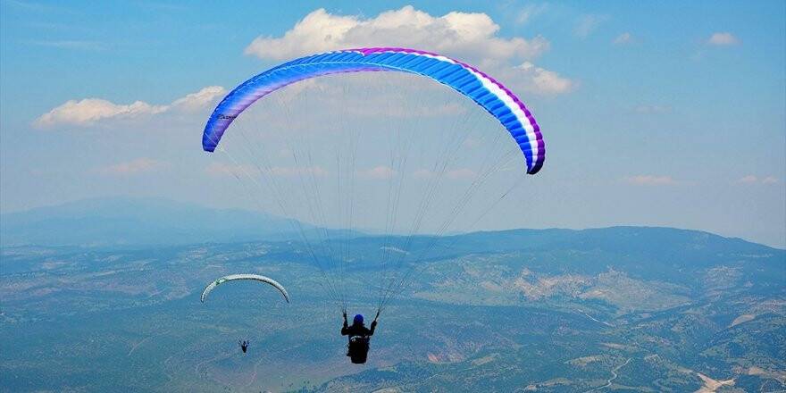 Yamaç Paraşütüyle Mesafelere Meydan Okuyorlar