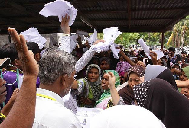 Budistler uluslararası yardım kuruluşlarına saldırdı