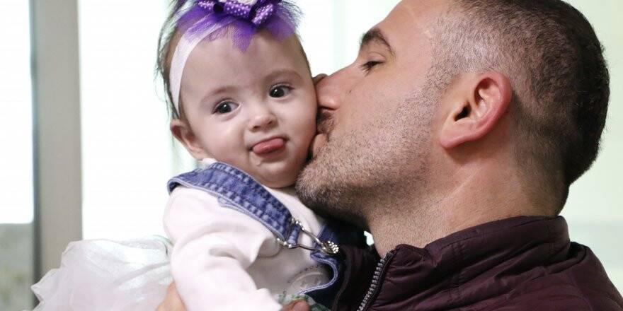 Yaşamaz denilen Hafsa Ceren bebek hayata tutunup 13 aylık oldu