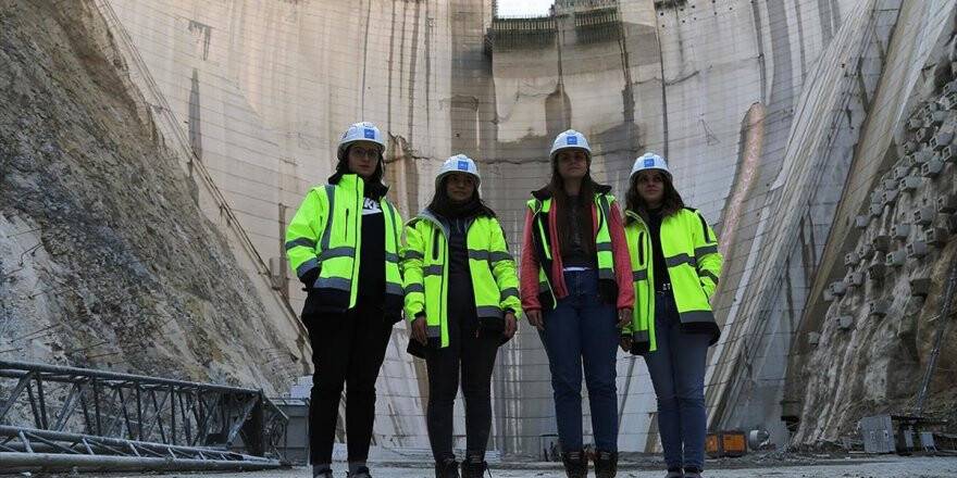 Türkiye'nin En Yüksek Baraj İnşaatına 'Kadın Eli'