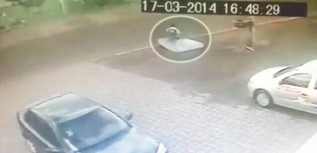 Kamyonetin arkasındaki yatak hayatını kurtardı / İZLE
