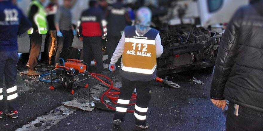 Afyonkarahisar-Konya Kara Yolunda Yolcu Otobüsüyle Tır Çarpıştı: 2 Ölü, 20 Yaralı
