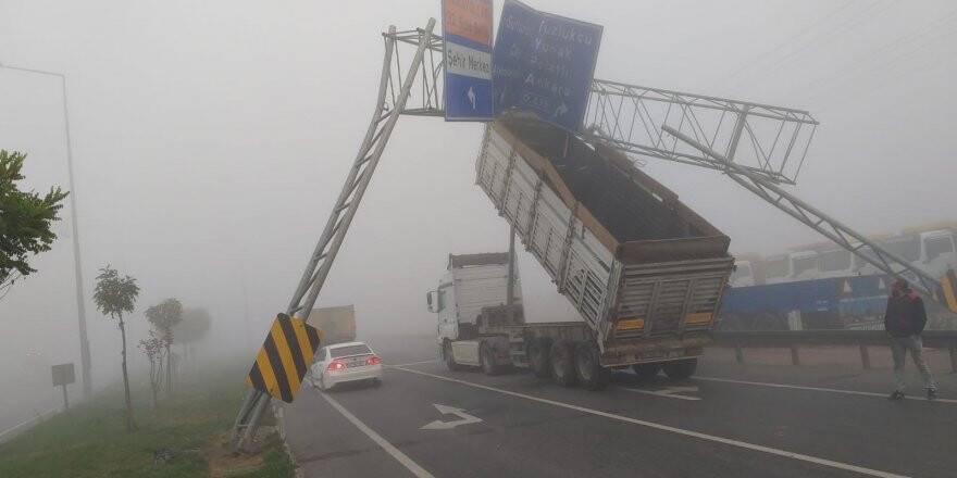 Tırın Havada Giden Dorsesi Tabelaya Takıldı