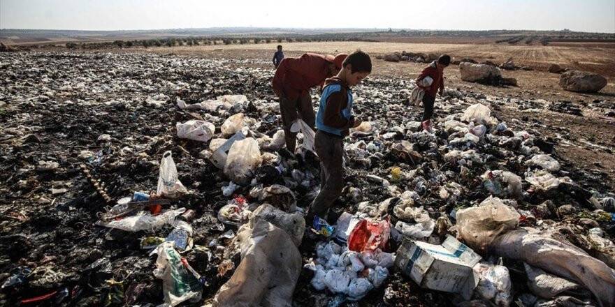 İdlibli Çocuklar Ekmeklerini Çöpten Çıkarıyor