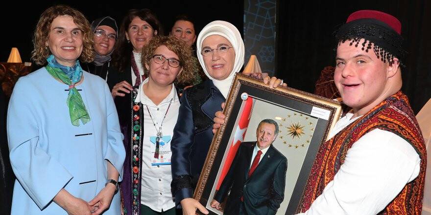 Emine Erdoğan: "Otizm söz konusu olduğunda, bütünleyici ve kaynaştırıcı eğitimin önemi tartışılmaz"