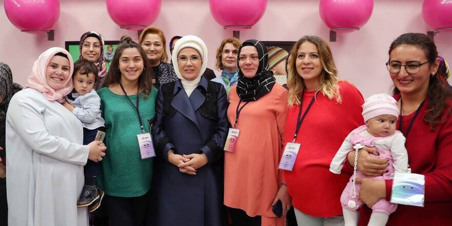 Emine Erdoğan, İlk Adım Ebe Gebe Okulu Tanıtımına Katıldı