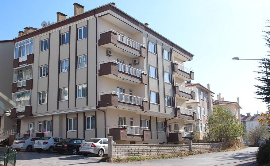 Kiremitleri değiştirirken 4 katlı apartmanın çatısında düşüp öldü