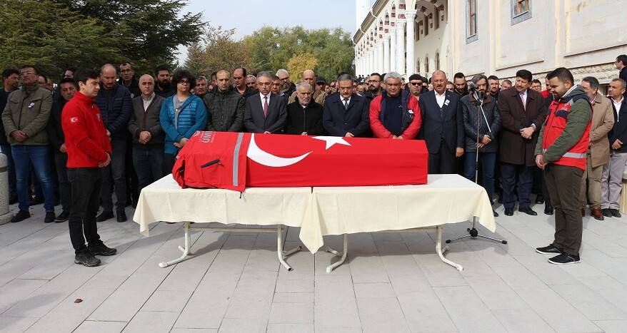 Kansere yenik düşen doktor mesai arkadaşları tarafından uğurlandı