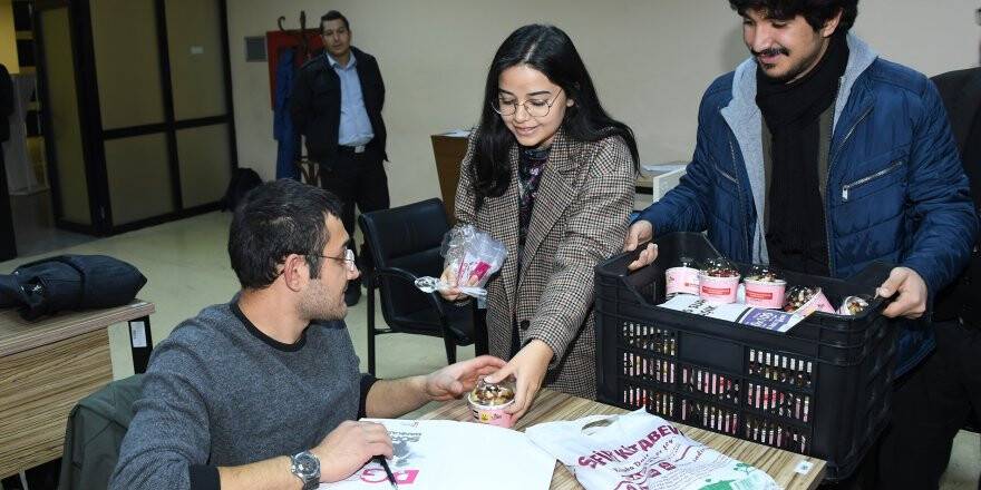 Ders çalışan öğrencilere “anne eli değmiş gibi” ikram
