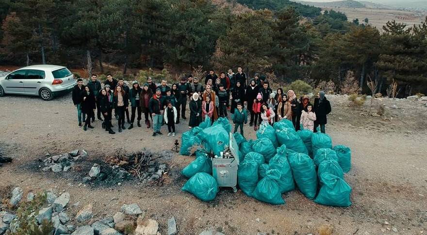 Konya'da aileler çocuklarıyla 1 ton çöp topladı