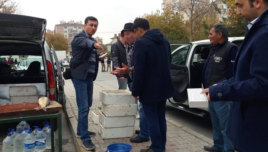 Satıcının el konulmak istenen balıklarını vermeme mücadelesi kamerada