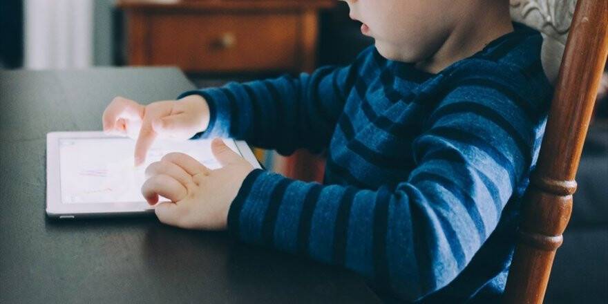 Dijital Nesnelerle Uzun Süre Geçiren Çocuklarda Obezite Tehlikesi