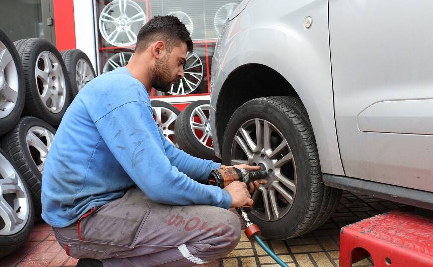 Can ve mal güvenliği için kış lastiği taktırın uyarısı