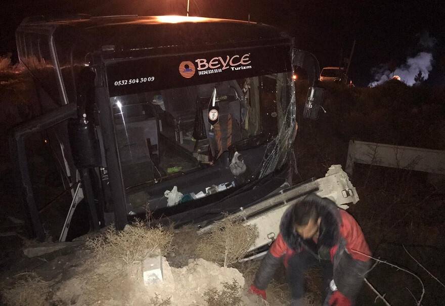 Bursaspor taraftarlarını taşıyan otobüs kaza yaptı: 19 yaralı