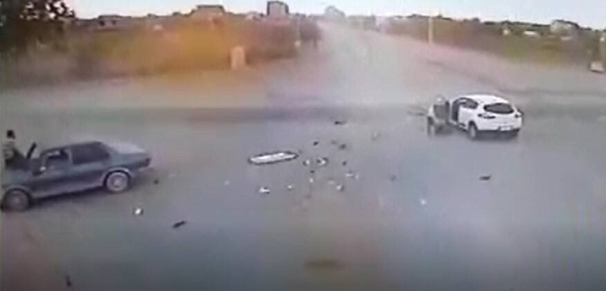 Konya'da iki otomobilin çarpışma anı kamerada