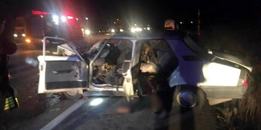 Otomobil traktöre bağlı römorka çarptı: 2 ölü, 3 yaralı