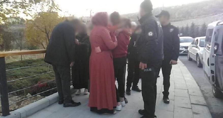 Kaçırılıp arabadan atılan genç kız ailesini görünce gözyaşlarını tutamadı