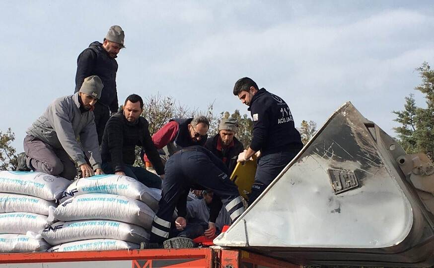 Ayağı kırılan işçiye sağlık görevlilerinden kepçeli müdahale
