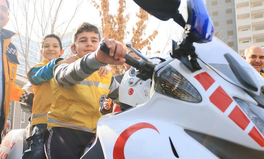 İşitme engelli öğrencilere ambulanslar tanıtıldı