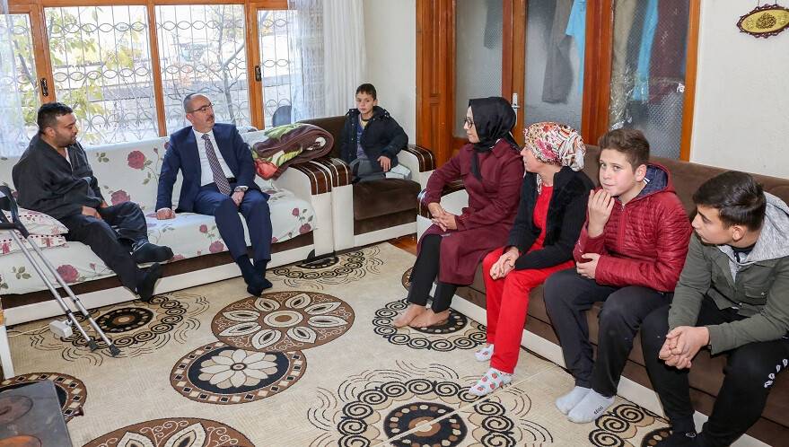 İsveç’ten gelen yardım tırındaki malzemeler engellilere dağıtılmaya başlandı