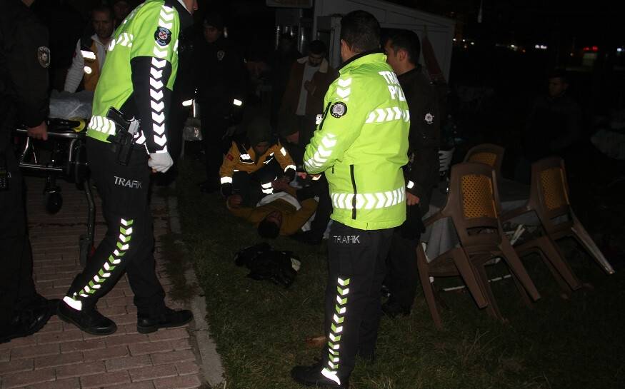 Bekçilerden kaçmak için göle atlayan genç tekneyle kurtarıldı