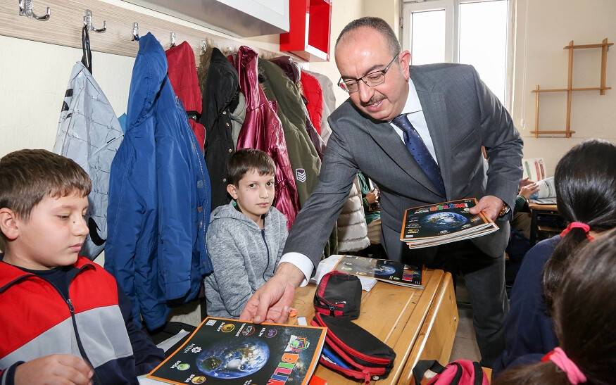 Başkan Kavuş, Bilim Kurdu Dergisi’ni öğrencilere dağıttı