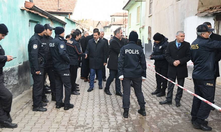 Başkan Kılca 3 kişinin hayatını kaybettiği çöken binada incelemede bulundu