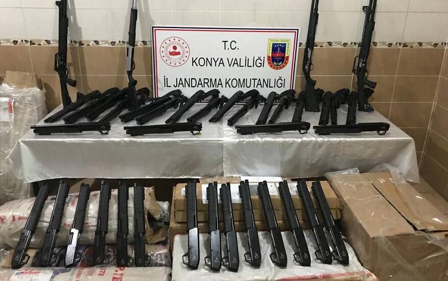 Kargo aracında kaçak üretim 173 tüfek bulundu
