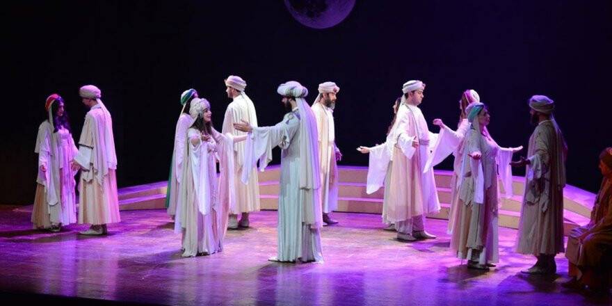 Ankara Devlet Tiyatrosu Malatya'da 'Leyla İle Mecnun' Oyununu Sahneledi