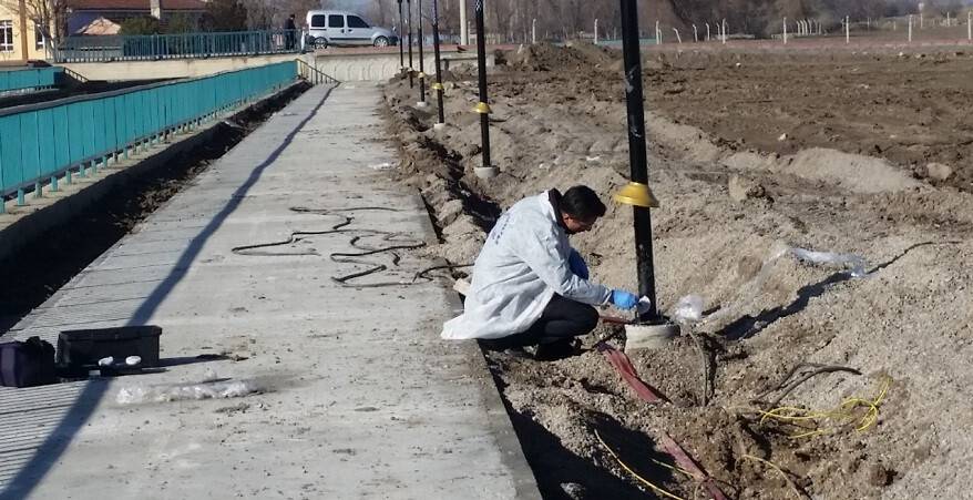 Hırsızlar aydınlatma direklerindeki 45 bin liralık elektrik kablolarını çaldı