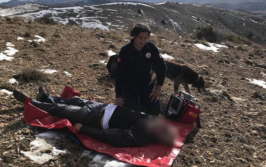 Avcı dağda hayatını kaybetti, köpeği başından ayrılmadı