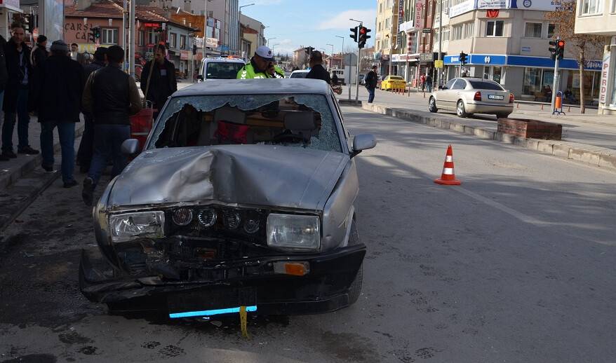 Ehliyetsiz Sürücü "Drift" Yaparken Park Halindeki Minibüse Çarptı: 2 Yaralı