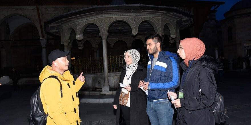 Gençler turistlerle konuşarak yabancı dillerini geliştiriyor