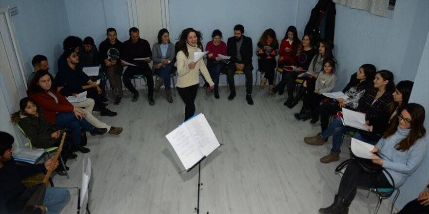 Sema Öğretmen Okulda Öğrencilerini Koroda Yöre Halkını Müzikle Buluşturuyor