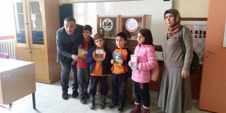 Kardeş Okul İçin Bin 750 Kitap Topladılar