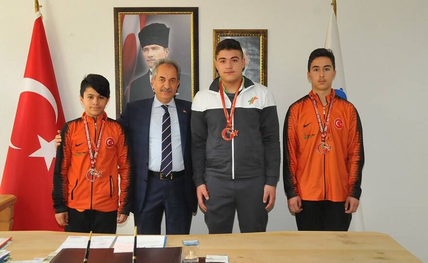 Başkan Akkaya’dan şampiyon sporculara altın