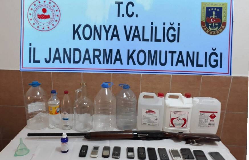 Evinde sahte rakı üretirken yakalandı