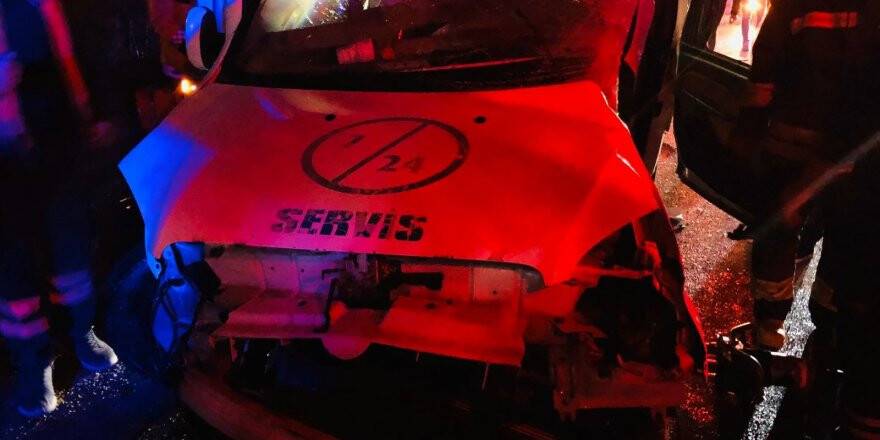Konya'da otobüs ile hafif ticari araç çarpıştı: 2 ölü