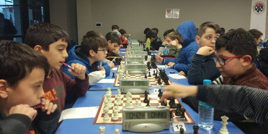 Satrançta küçükler yarıştı