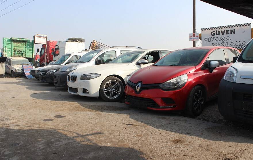 Motor ve şasi numarası değiştirilmiş 1 milyon liralık otomobiller ele geçirildi
